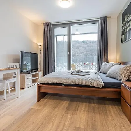 On-site Free Parking, 12 To Min Centre, Supermarket Apartment