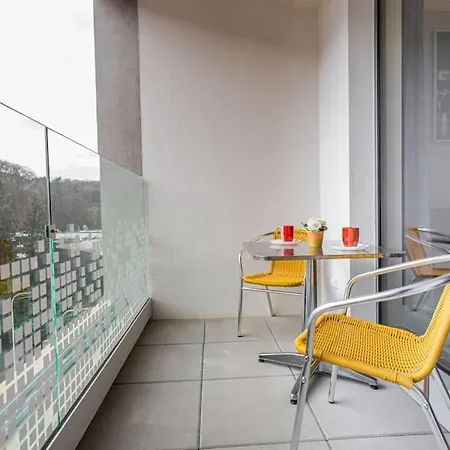 On-site Free Parking, 12 To Min Centre, Supermarket Apartment