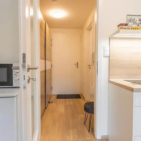 Apartment On-site Free Parking, 12 To Min Centre, Supermarket