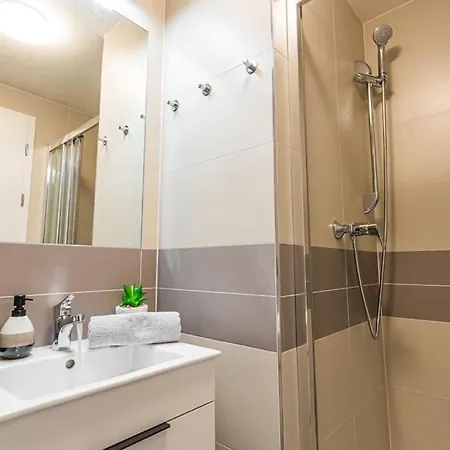 Apartment On-site Free Parking, 12 To Min Centre, Supermarket