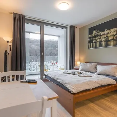 On-site Free Parking, 12 To Min Centre, Supermarket Apartment *